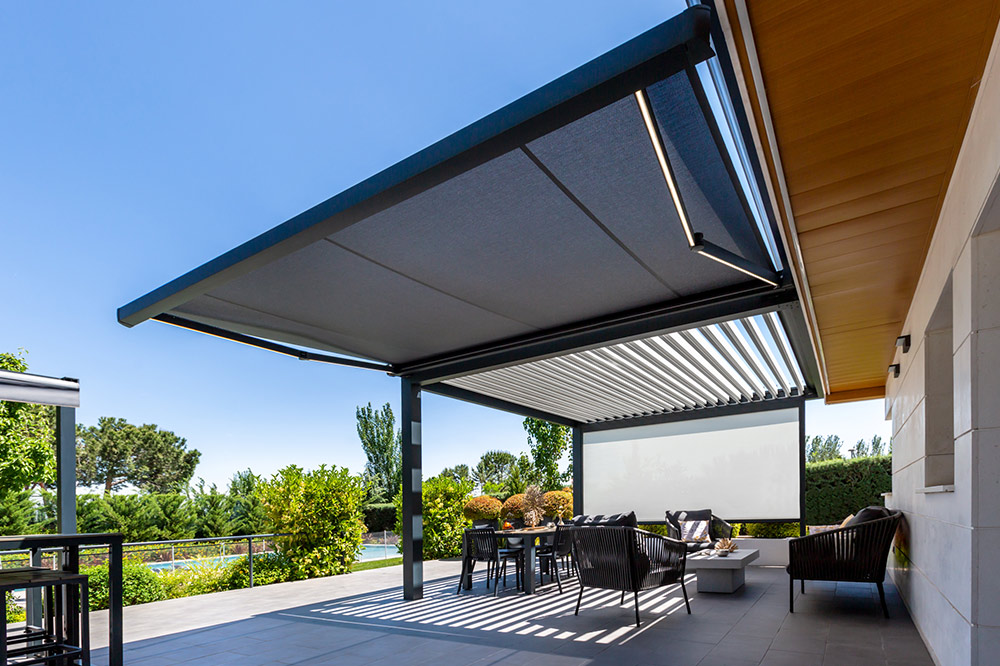 Ático de lujo con pérgola bioclimática y cortinas de cristal